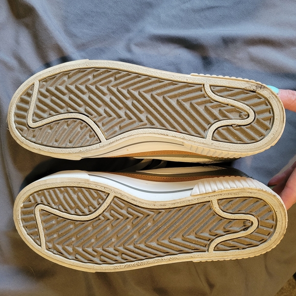 Womens Green and White Sneakers. Nike 7.5 - Picture 4 of 5